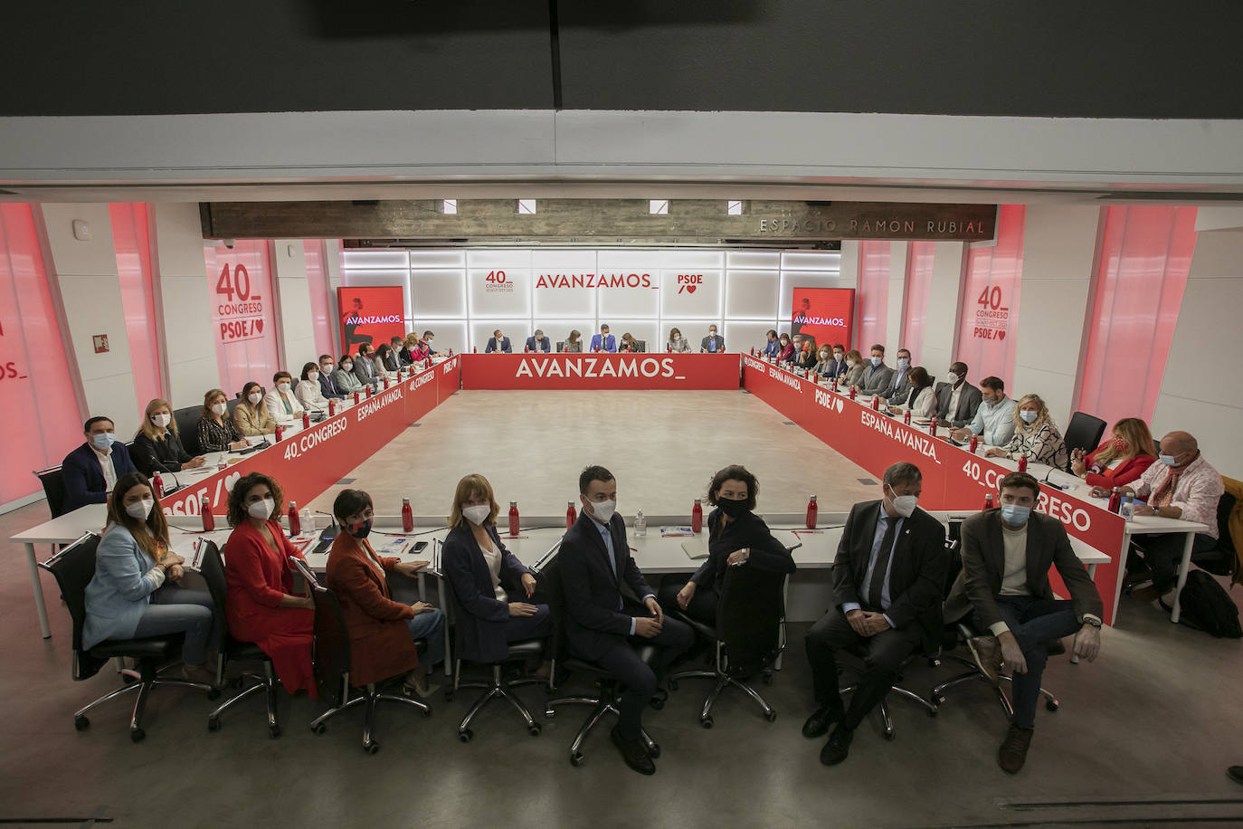 El presidente del Gobierno y secretario general del PSOE, Pedro Sánchez, se reunió este lunes por primera vez con la nueva Ejecutiva que salió del 40º Congreso Federal que los socialistas celebraron este fin de semana en Valencia y les pidió que lleven «al territorio el buen trabajo que está haciendo el Gobierno».