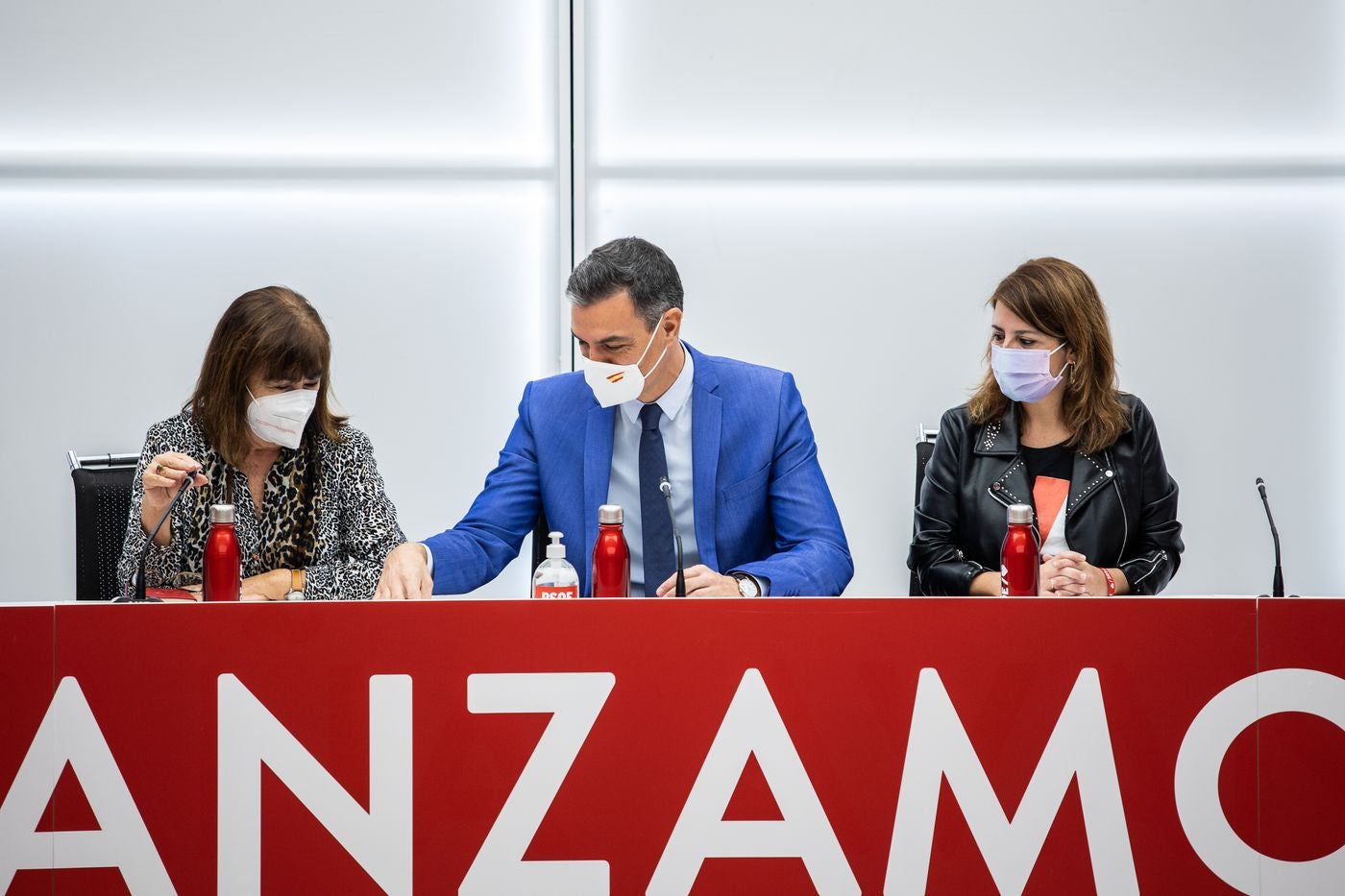 El presidente del Gobierno y secretario general del PSOE, Pedro Sánchez, se reunió este lunes por primera vez con la nueva Ejecutiva que salió del 40º Congreso Federal que los socialistas celebraron este fin de semana en Valencia y les pidió que lleven «al territorio el buen trabajo que está haciendo el Gobierno».