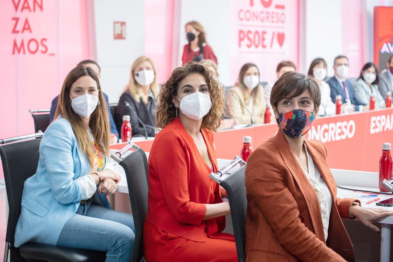 El presidente del Gobierno y secretario general del PSOE, Pedro Sánchez, se reunió este lunes por primera vez con la nueva Ejecutiva que salió del 40º Congreso Federal que los socialistas celebraron este fin de semana en Valencia y les pidió que lleven «al territorio el buen trabajo que está haciendo el Gobierno».