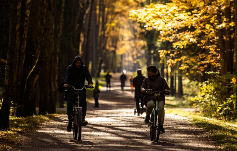 Los moscovitas se lanzan a andar en bicicleta por sus parques.