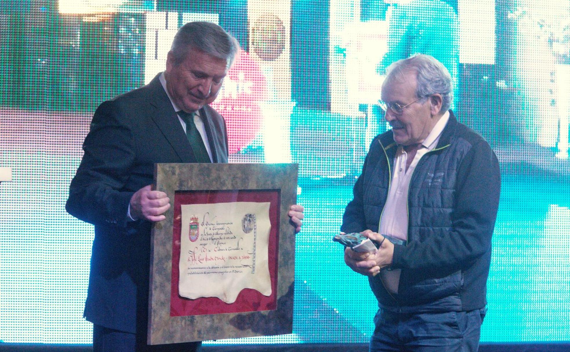 José Luis Prada ha recibido el reconocimiento de sus paisanos en un entrañable acto en Carracedelo. En la imagen, el momento de la entrega del premio. 