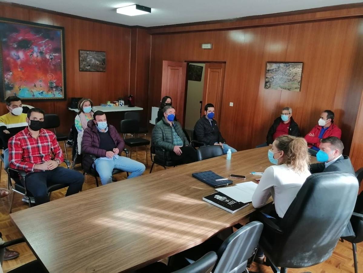 La delegada territorial se reúne con el sector pizarrero en el Ayuntamiento de Encinedo en su primera visita institucional.