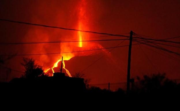 Una de las bocas eruptivas del volcán de Cumbre Vieja 