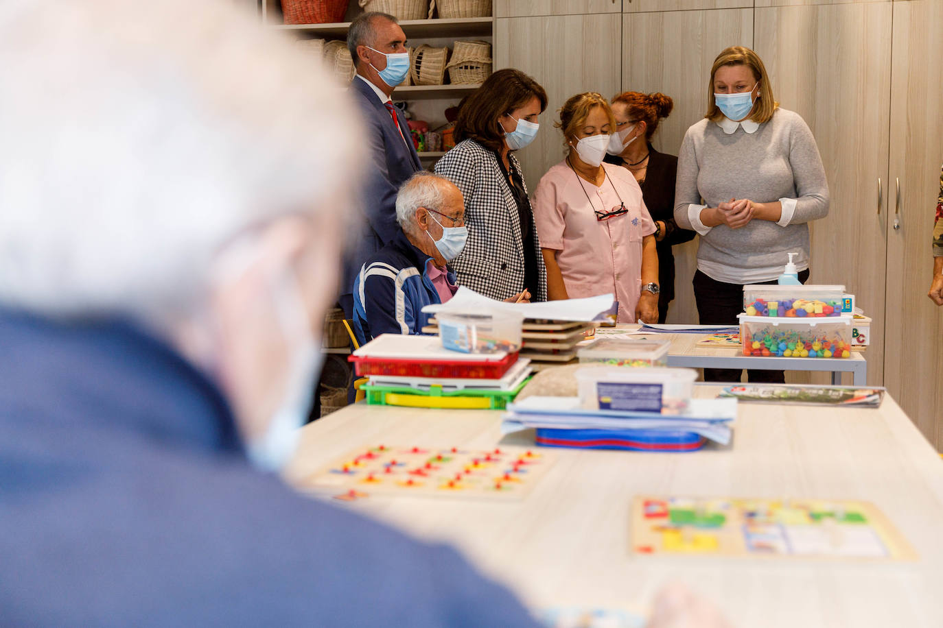 La consejera de Familia e Igualdad de Oportunidades, Isabel Blanco (I), junto a la concejala de servicios sociales, Ana Peñalosa (D); visitan las instalaciones de la Residencia Mixta de Personas Mayores de Segovia.