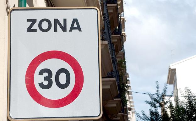 El 'León a 30' ha sancionado a 800 conductores de media cada mes.