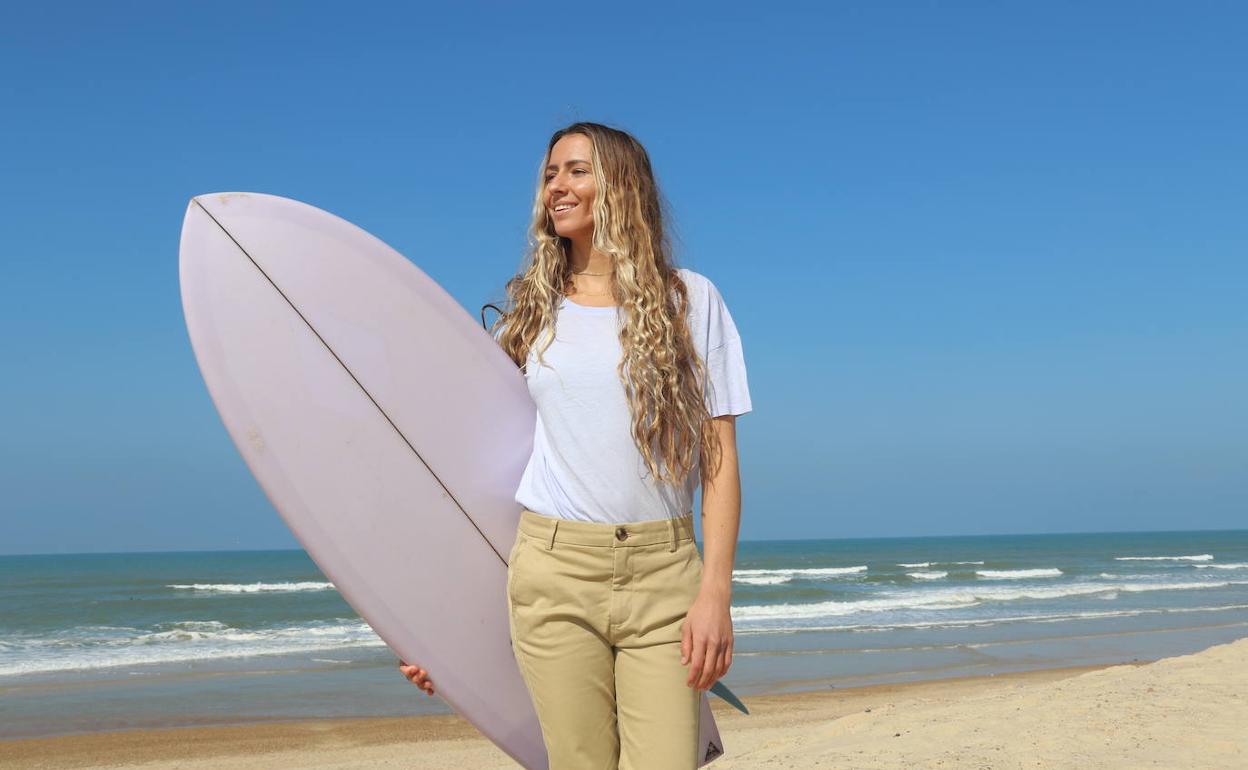 La surfista francesa Maud Le Car. 