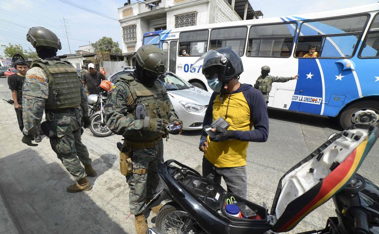 Los marines toman el control de las calles de Guayaquil tras la declaración del estado de excepción.