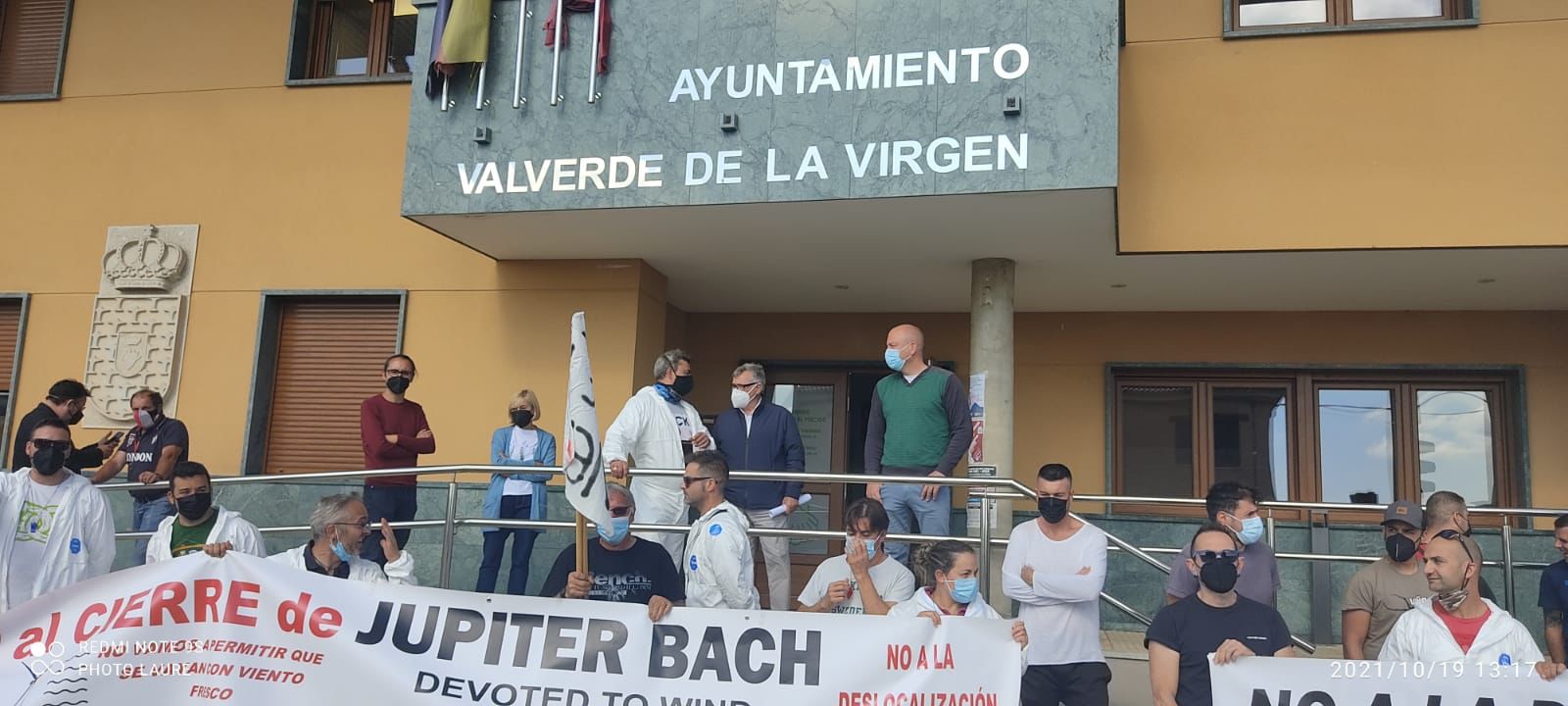 Imagen de la protesta frente al Ayuntamiento de Valverde de la Virgen.