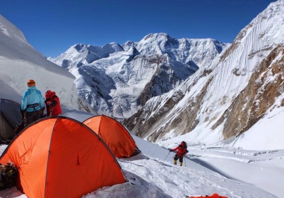 Imagen de varios montañeros en plena expedición por la montaña leonesa.