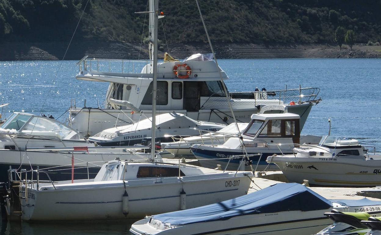 Barcos a motor de combustión en el pantano de Riaño.