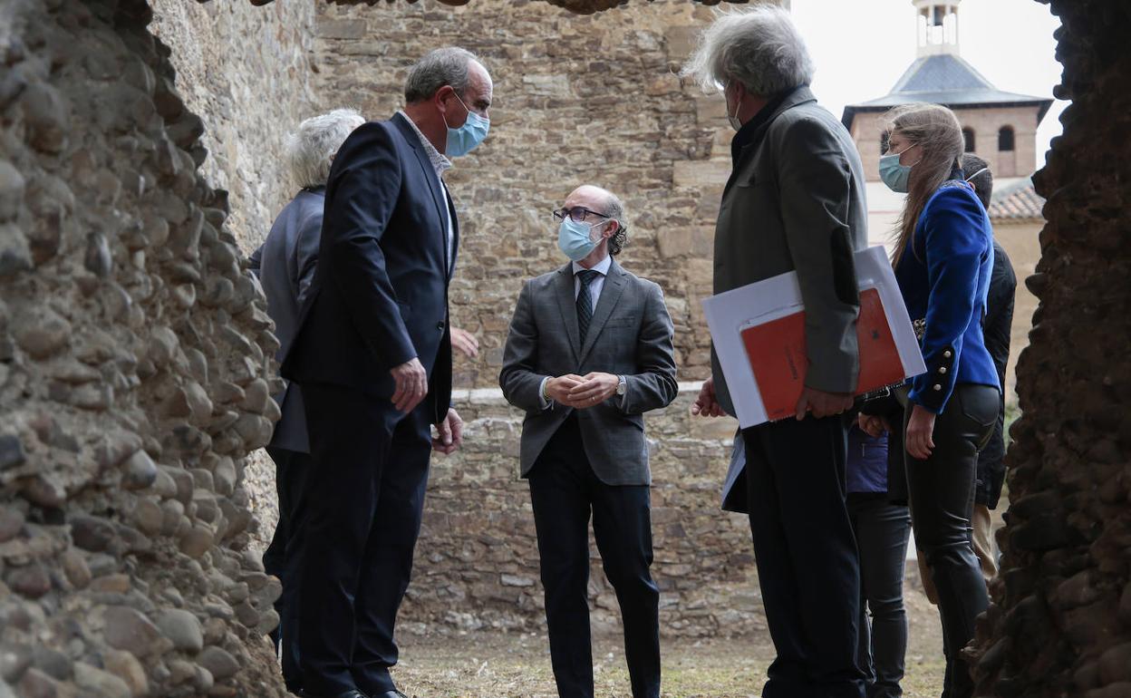 El consejero de Cultura y Turismo, Javier Ortega, visita la localidad de Laguna de Negrillos.