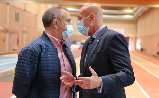 El presidente del CSD, José Manuel Franco, conversa con el alcalde de León, José Antonio Diez.