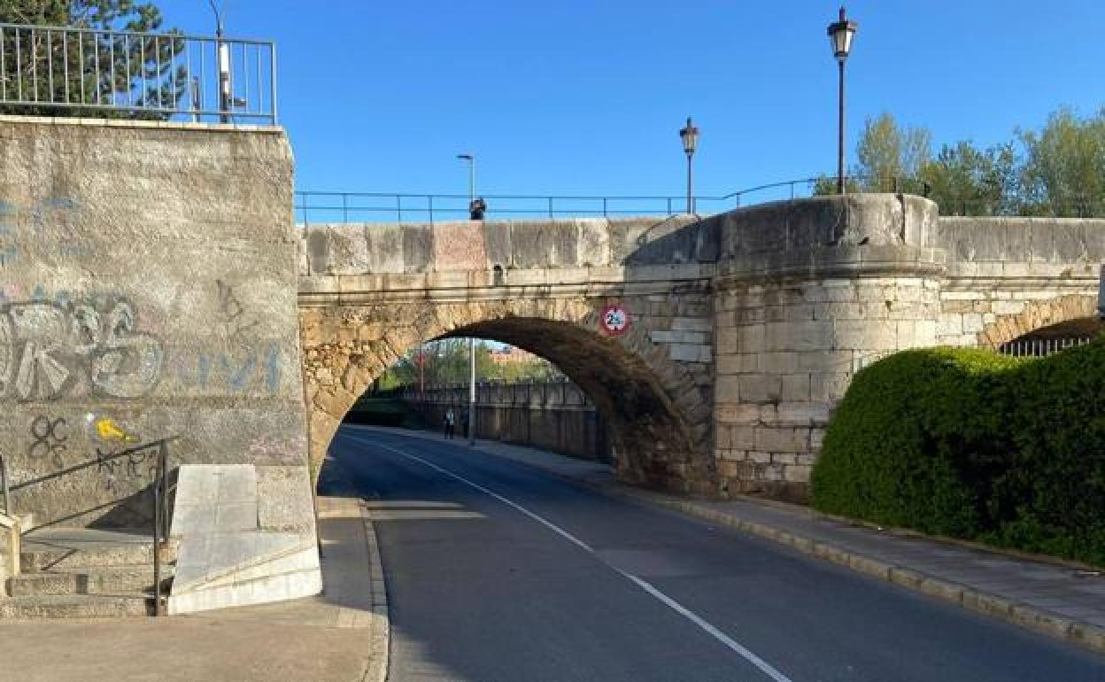 Puente en el que se ha quedado atascado el tractor.