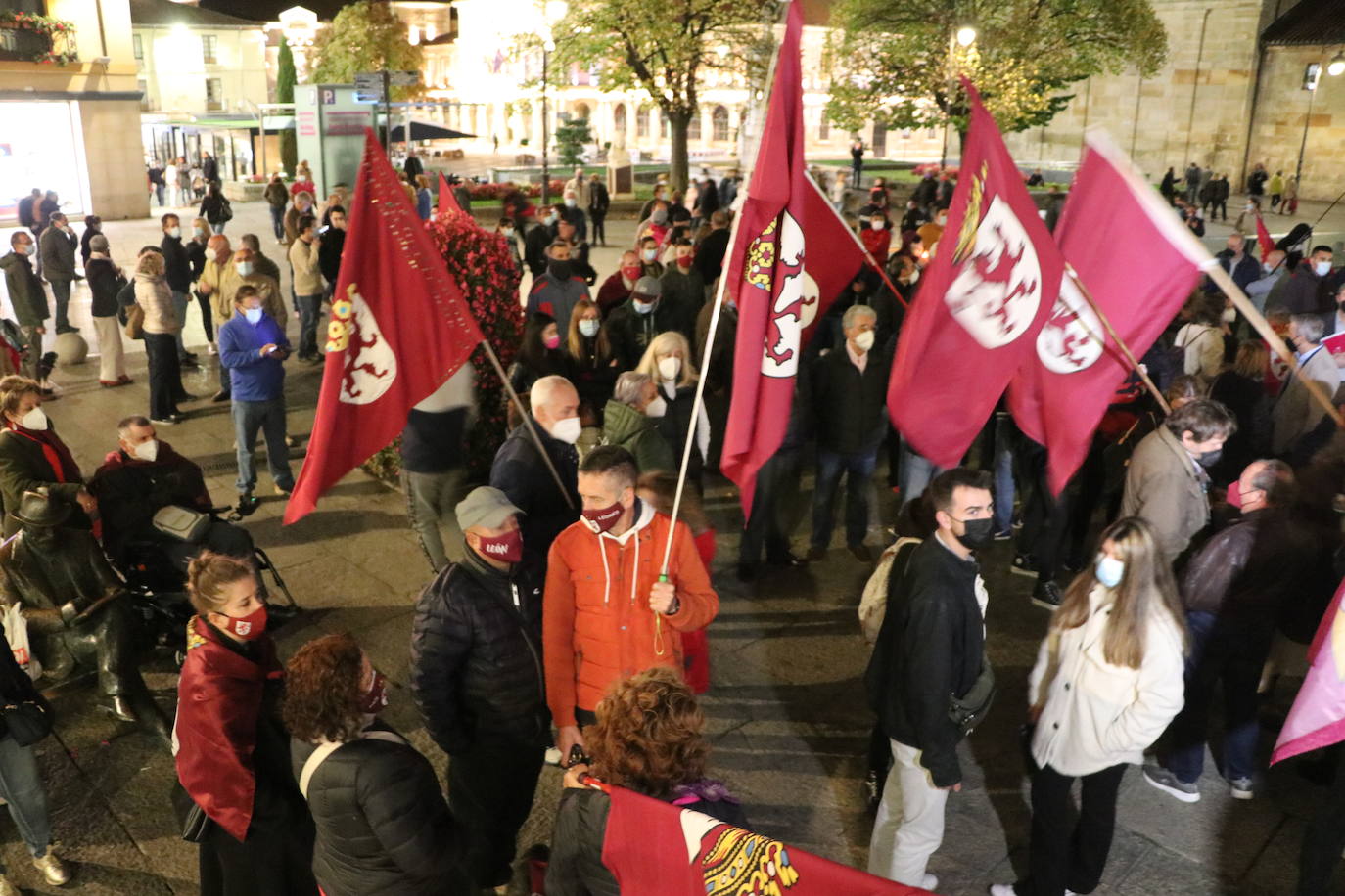 Fotos: Concentración en favor de la autonomía de la Región Leonesa