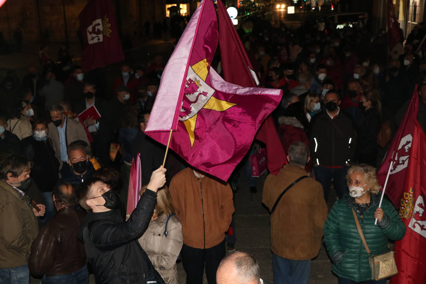 Fotos: Concentración en favor de la autonomía de la Región Leonesa