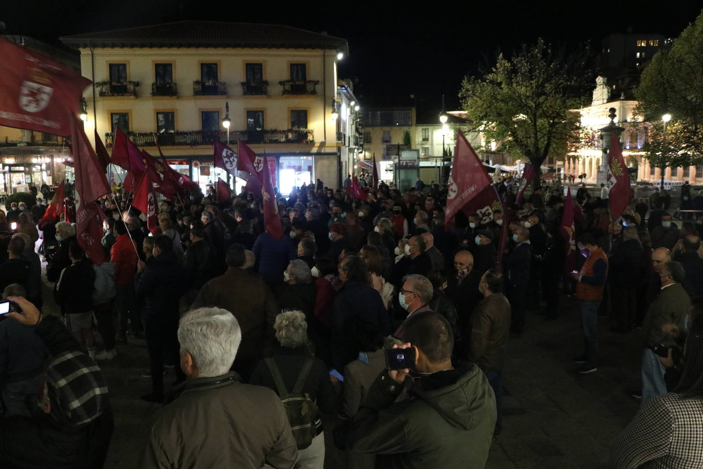 Fotos: Concentración en favor de la autonomía de la Región Leonesa