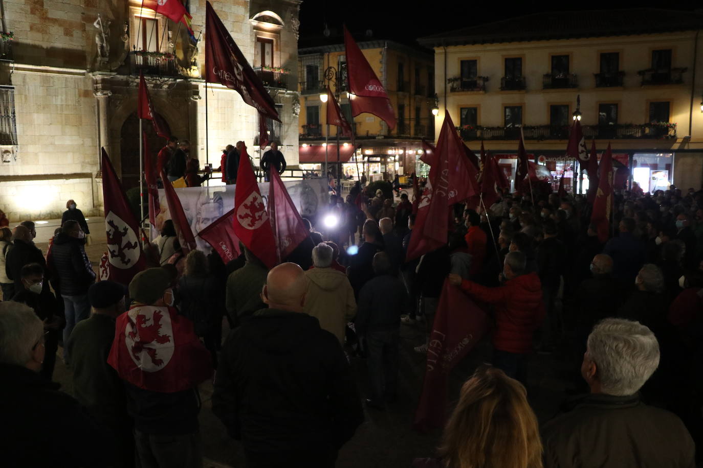 Fotos: Concentración en favor de la autonomía de la Región Leonesa