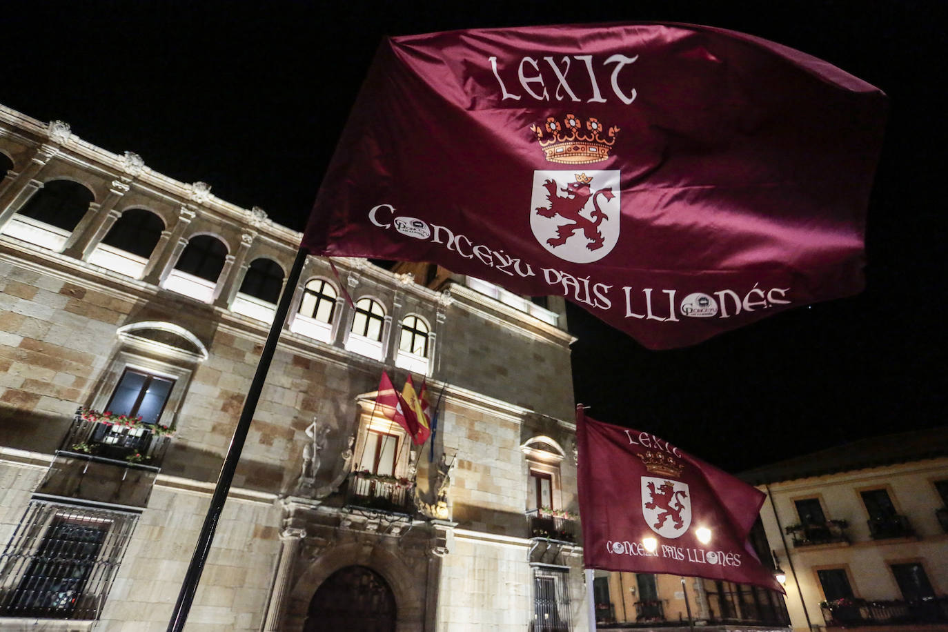 Fotos: Concentración en favor de la autonomía de la Región Leonesa