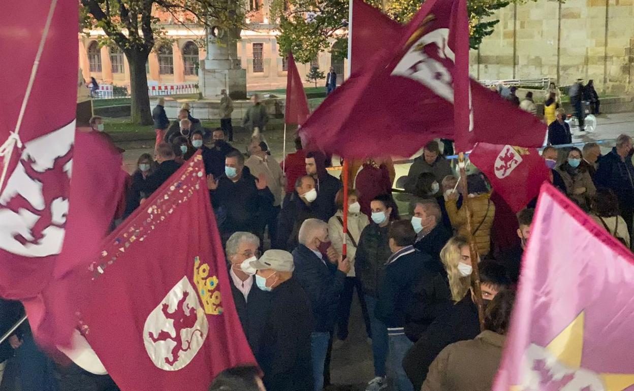 En directo | 'León solo, ya' la exigencia ante la Diputación
