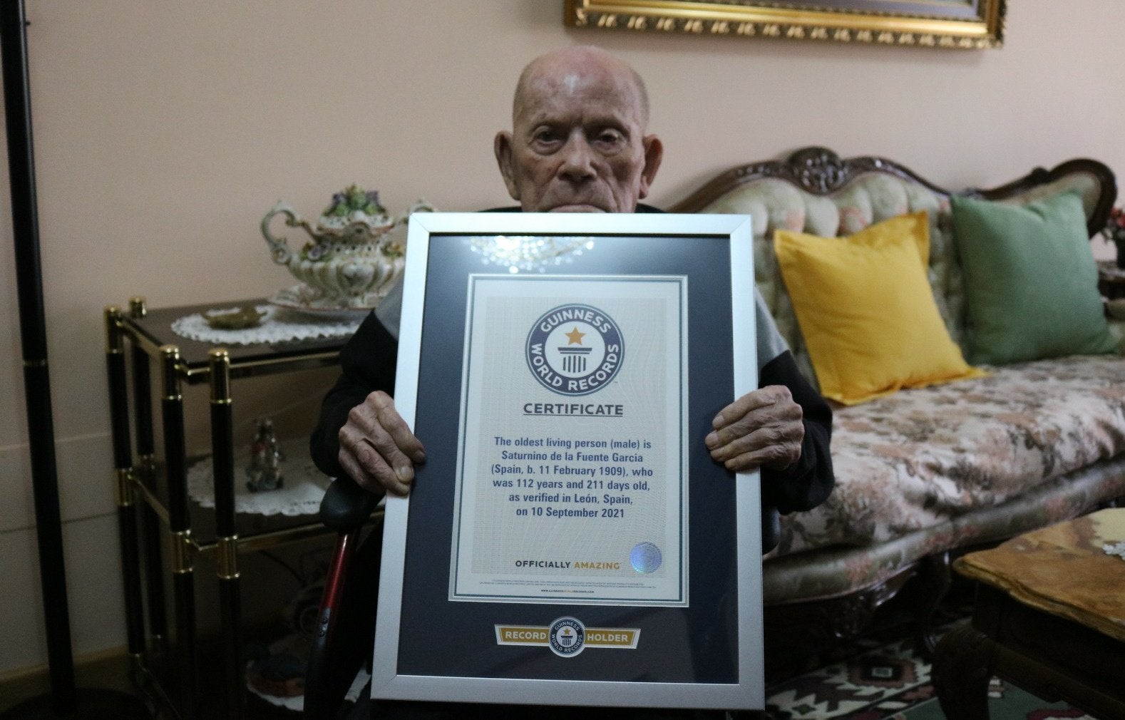 El leonés, de 112 años, posa con su certificado que acredita su récord Guiness como la persona más longeva del planeta