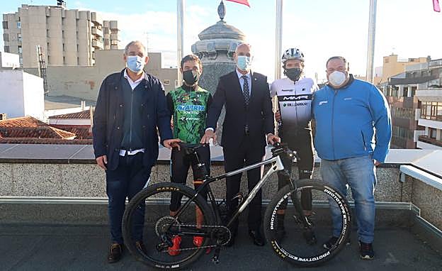 El alcalde de León, José Antonio Diez, y el concejal de deportes, Vicente Canuria, reciben a dos de los ciclistas que participarán en el MMR Power Race.