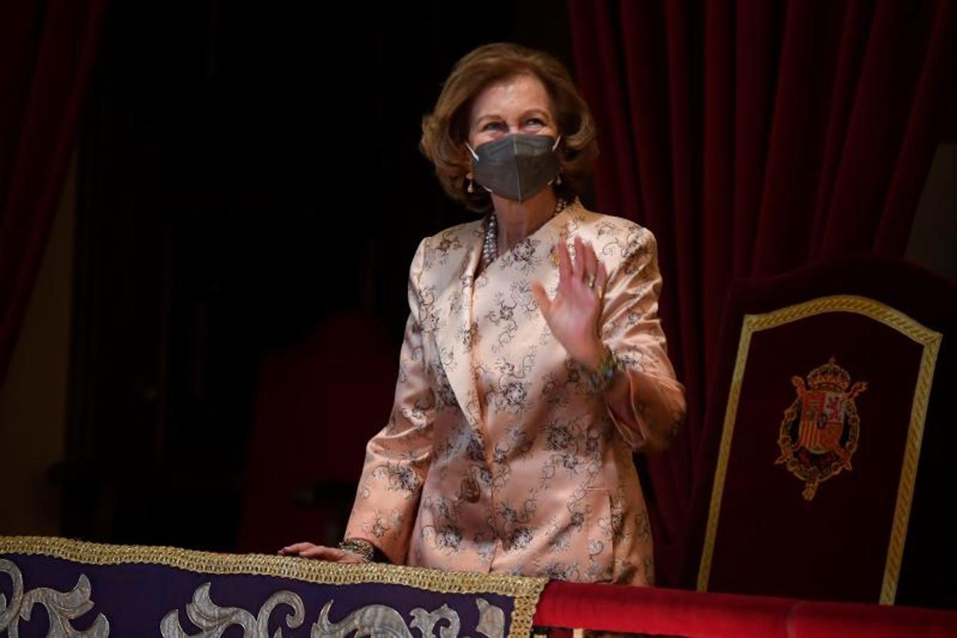 La Reina Sofía acude a la ceremonia desde su primera celebración. En la imagen, saluda desde un palco a los aplausos del público. 