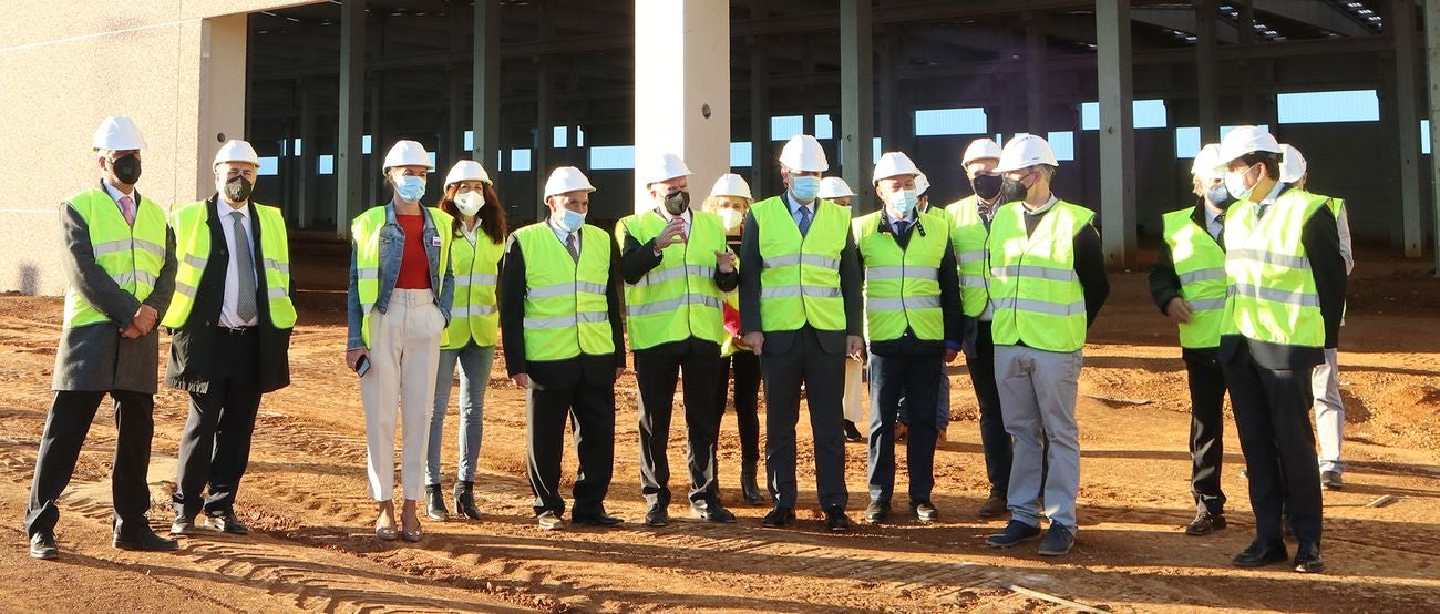 El presidente de la Junta, Alfonso Fernández Mañueco, durante su visita a las instalaciones de la empresa LatemAluminium. 