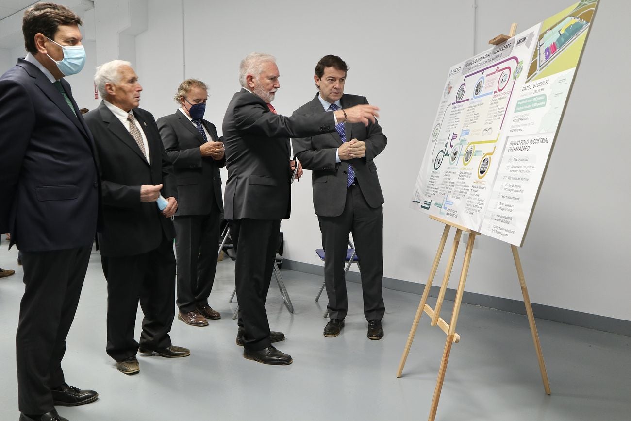 El presidente de la Junta, Alfonso Fernández Mañueco, durante su visita a las instalaciones de la empresa LatemAluminium. 