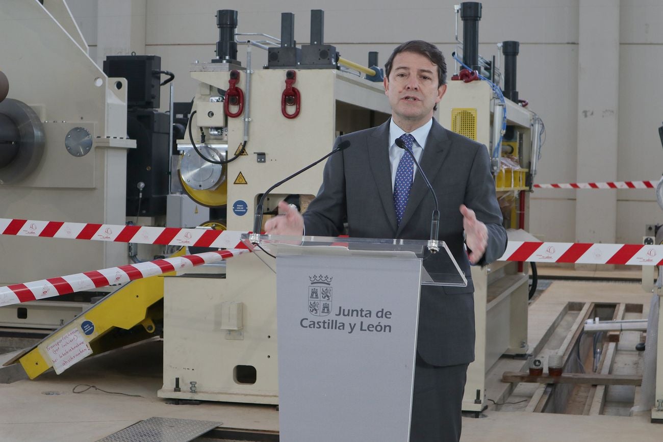 El presidente de la Junta, Alfonso Fernández Mañueco, durante su visita a las instalaciones de la empresa LatemAluminium. 