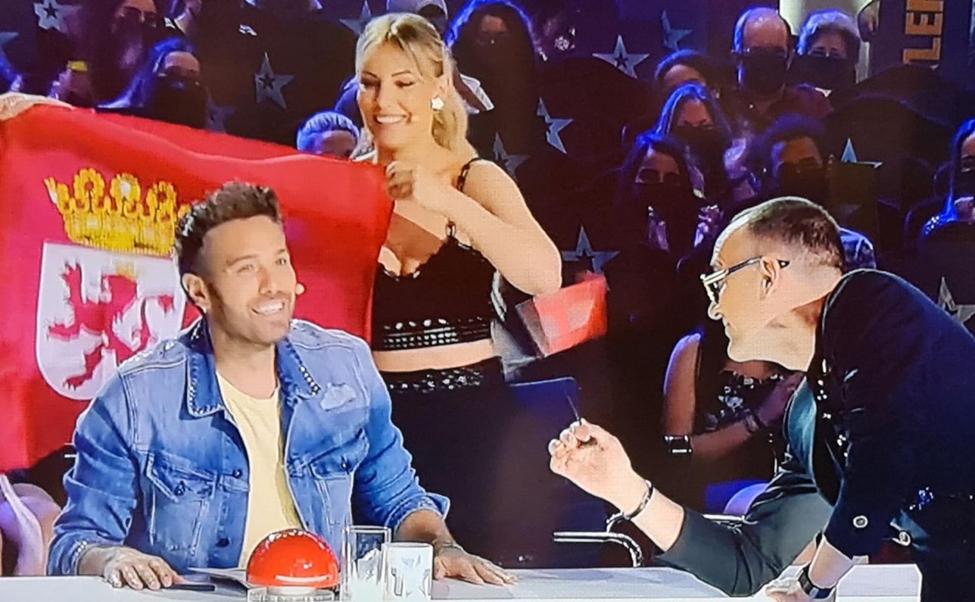 Dani Martínez, en el programa Got Talent, con Edurne y Risto Mejide ondeando sendas banderas de León. 