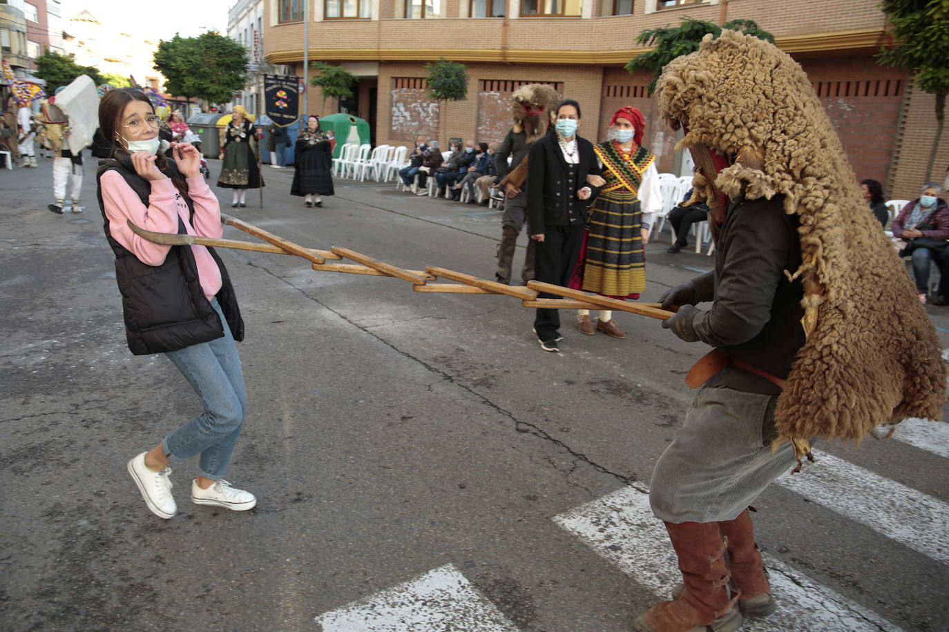 Desfile de mascarados y quema de un mascarado con motivo de la celebración del I Congreso Internacional de Carnaval.