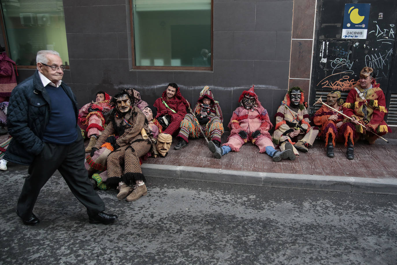 Desfile de mascarados y quema de un mascarado con motivo de la celebración del I Congreso Internacional de Carnaval.