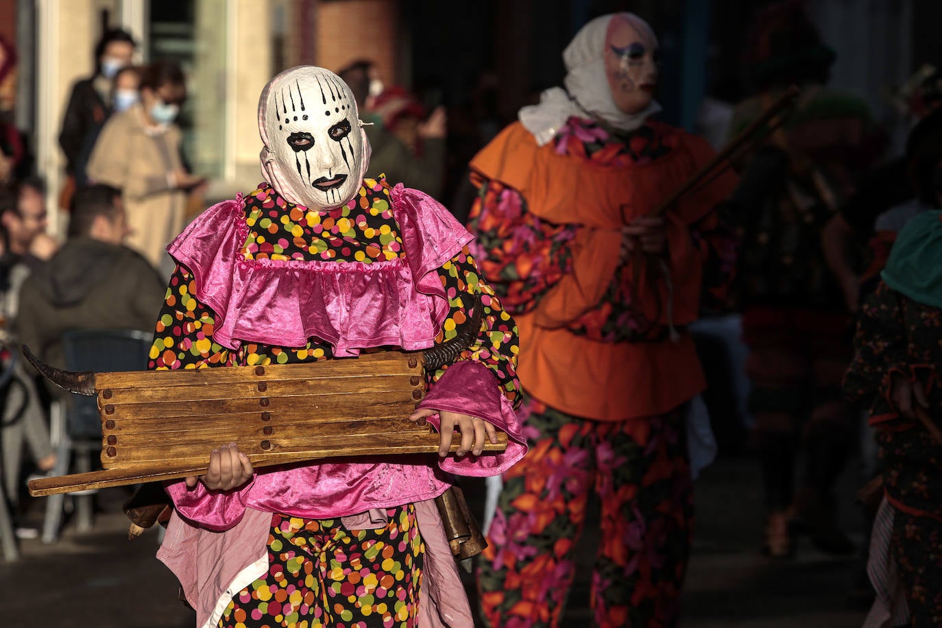 Desfile de mascarados y quema de un mascarado con motivo de la celebración del I Congreso Internacional de Carnaval.