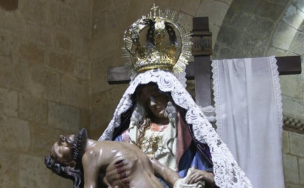 Imagen de la Virgen del Mercado antes de salir de la iglesia el Viernes de Dolores.