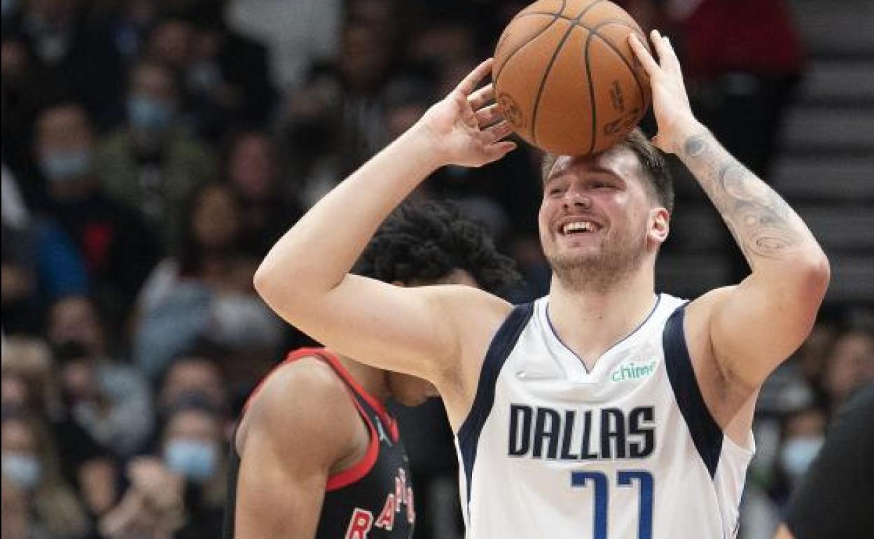 Luka Doncic, sonriente tras conseguir una canasta. 