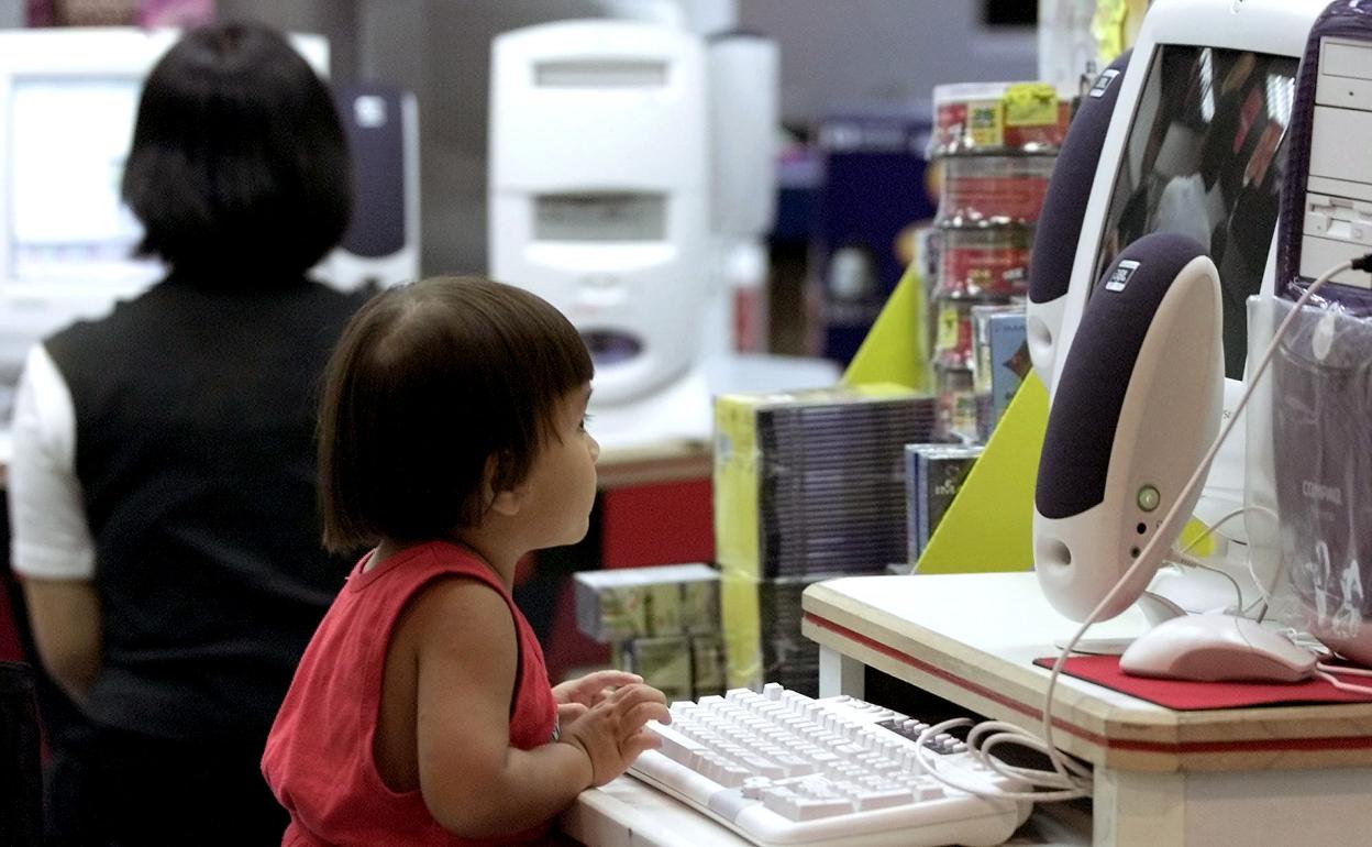 Una niña asiste a una clase digital.