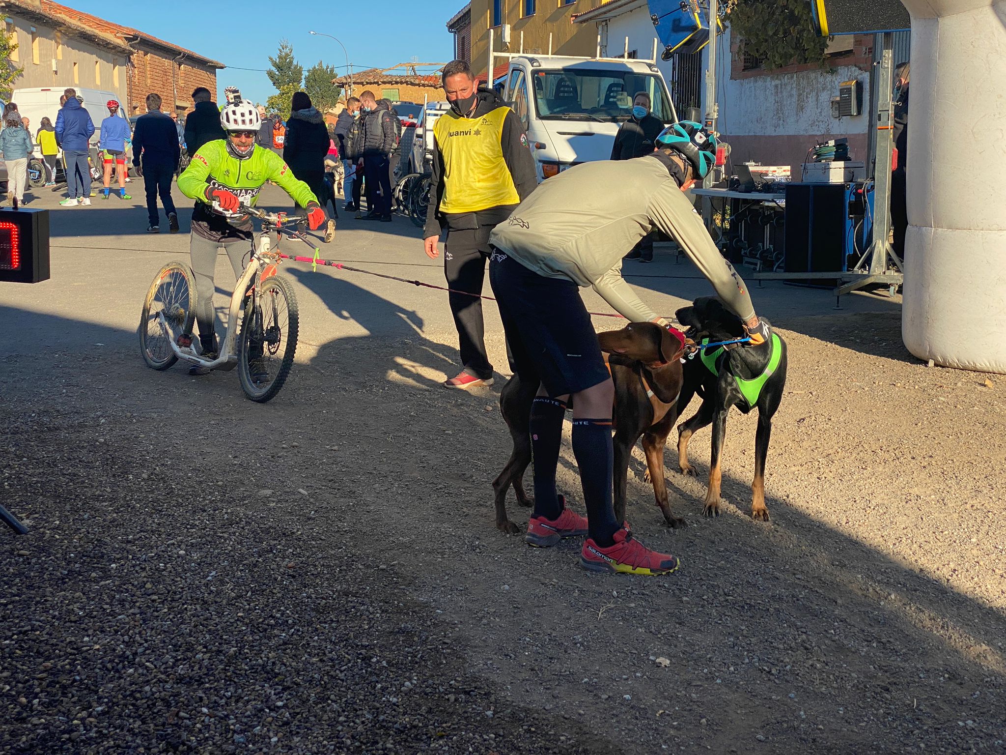125 participantes de cuatro disciplinas han rodado con sus perros en la mañana de este domingo por las tierras de la Sobarriba.