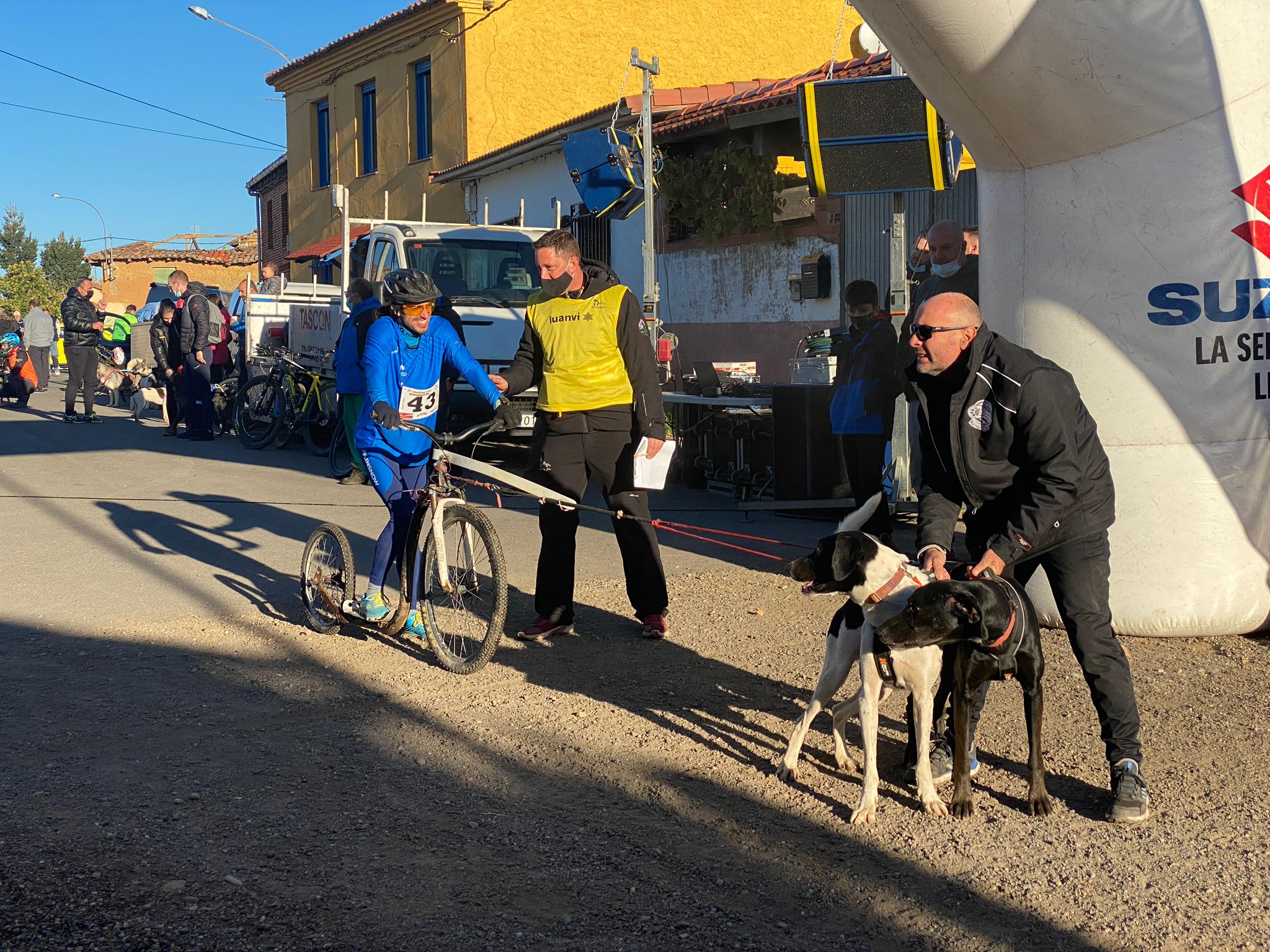 125 participantes de cuatro disciplinas han rodado con sus perros en la mañana de este domingo por las tierras de la Sobarriba.