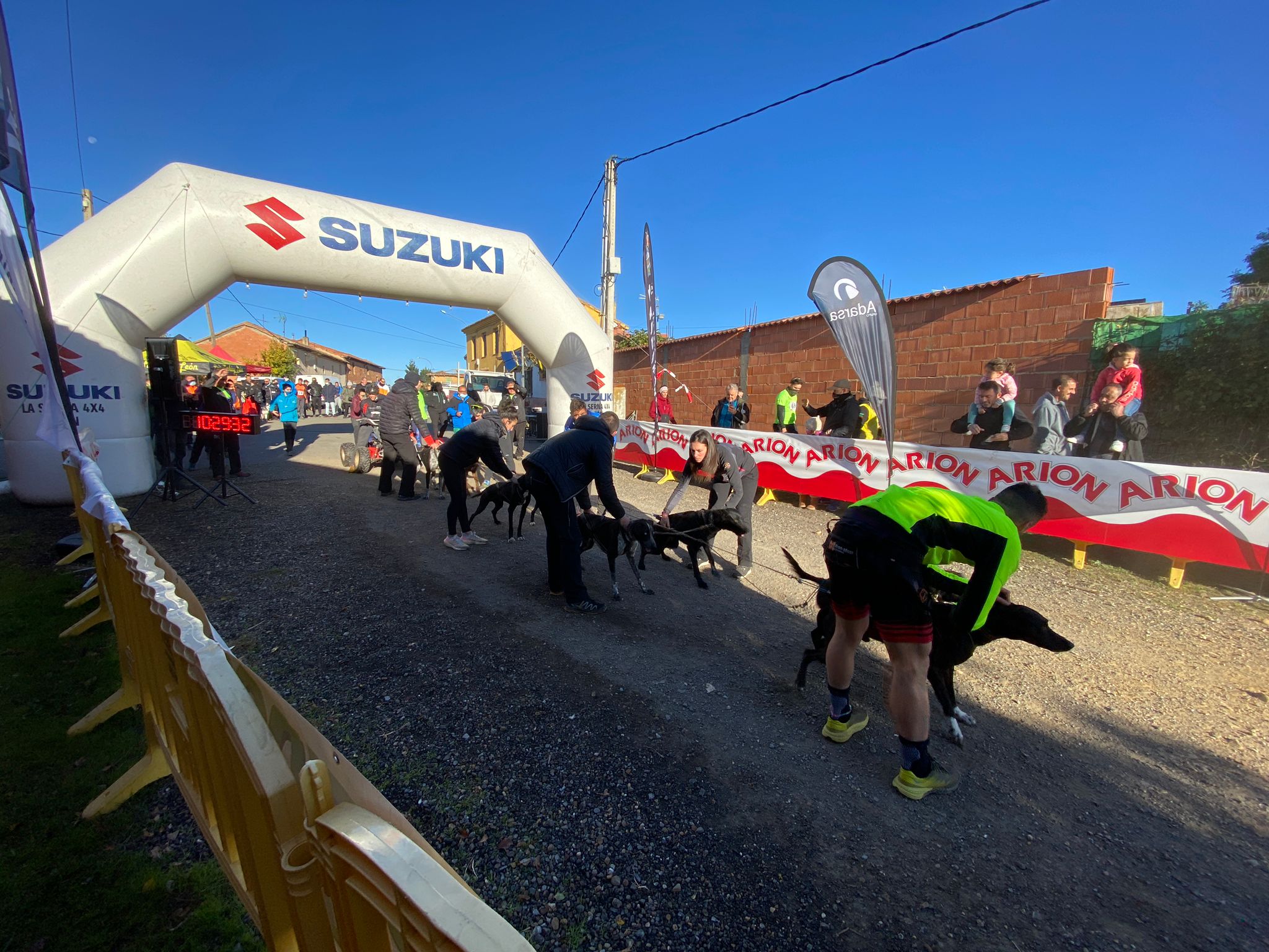 125 participantes de cuatro disciplinas han rodado con sus perros en la mañana de este domingo por las tierras de la Sobarriba.