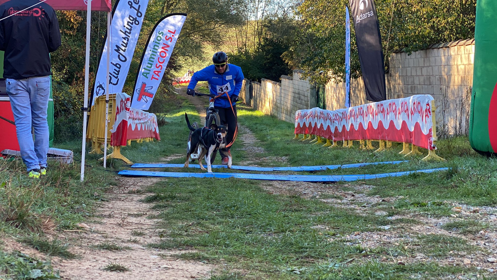 125 participantes de cuatro disciplinas han rodado con sus perros en la mañana de este domingo por las tierras de la Sobarriba.