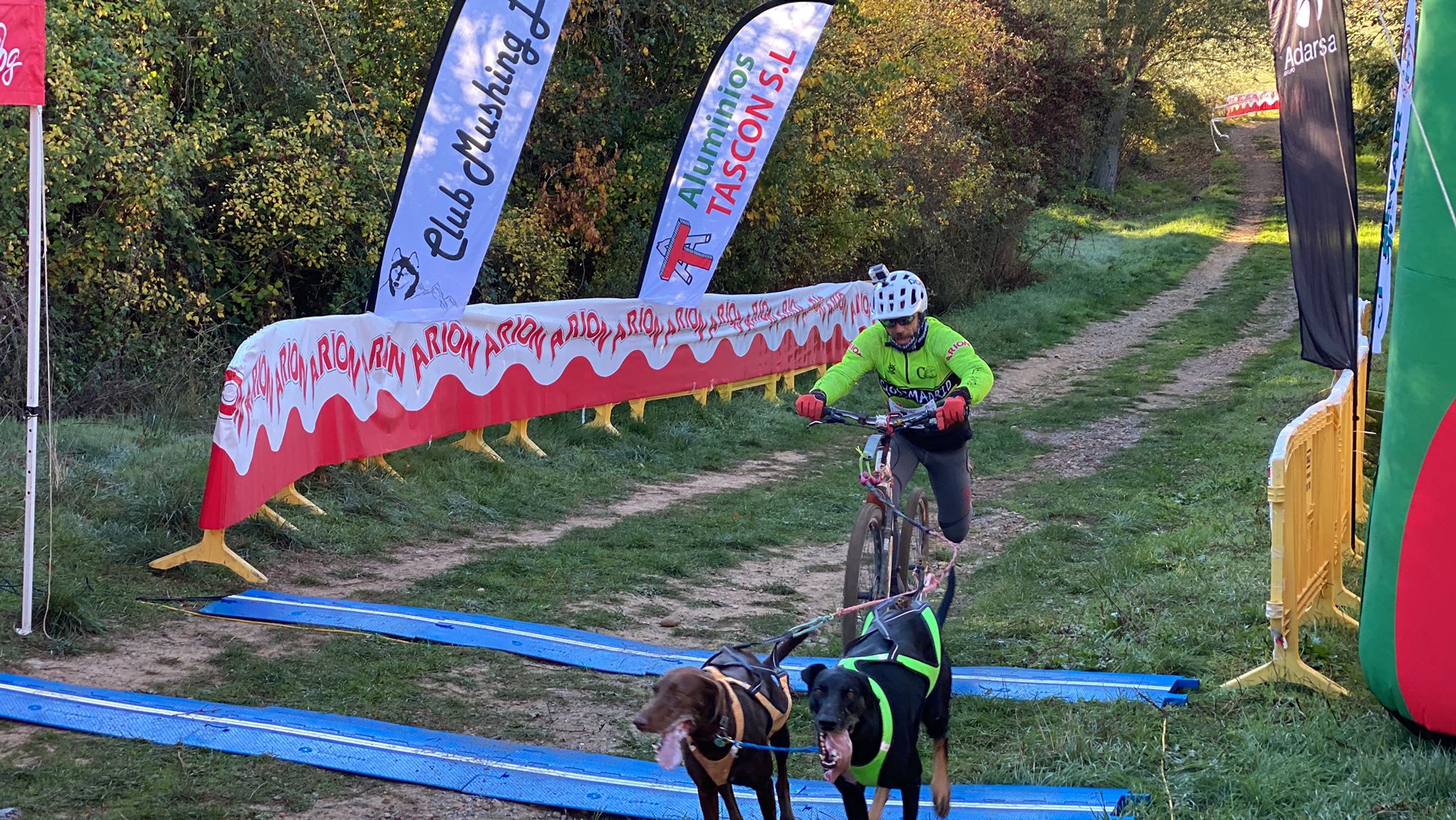 125 participantes de cuatro disciplinas han rodado con sus perros en la mañana de este domingo por las tierras de la Sobarriba.