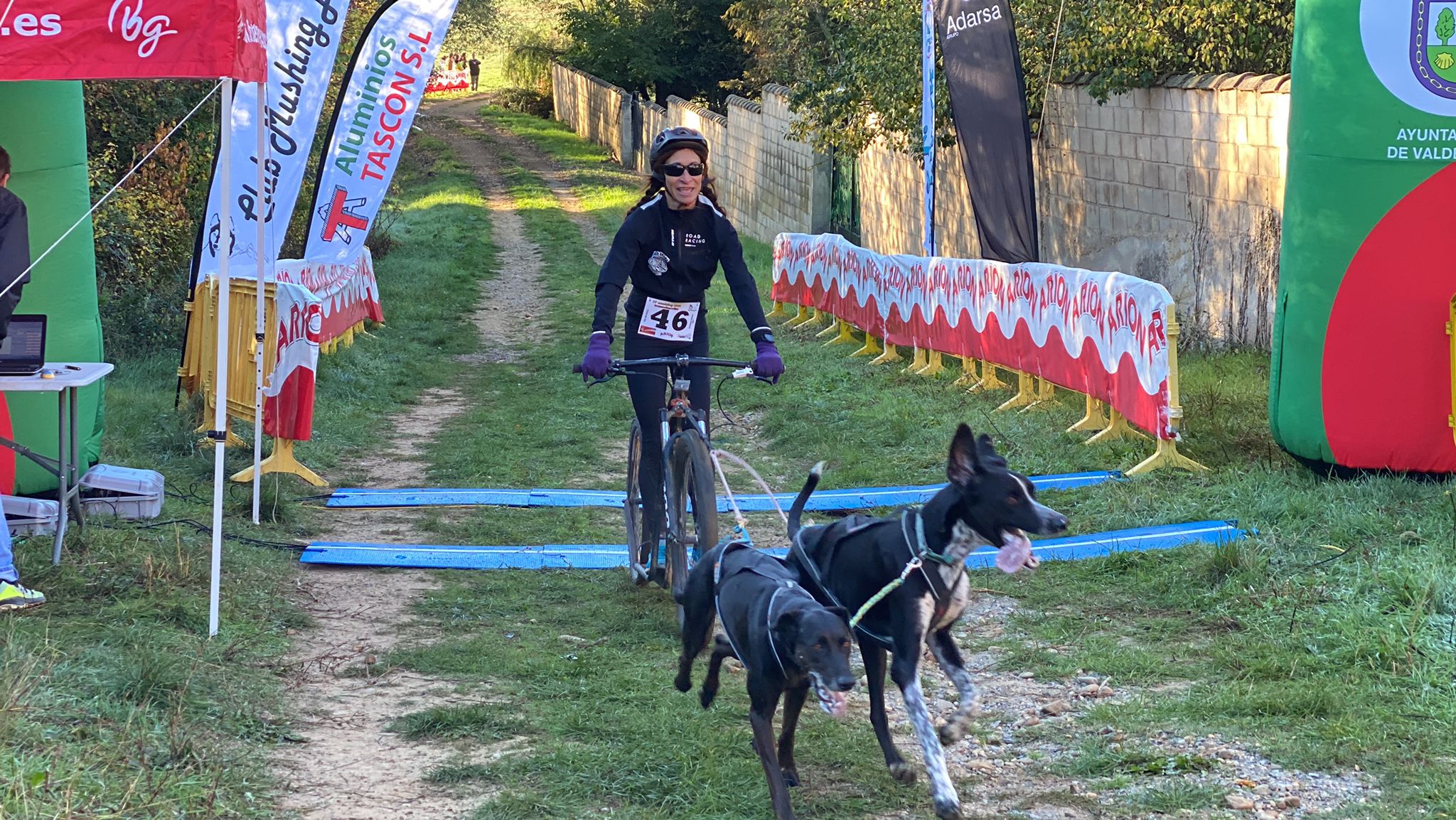 125 participantes de cuatro disciplinas han rodado con sus perros en la mañana de este domingo por las tierras de la Sobarriba.