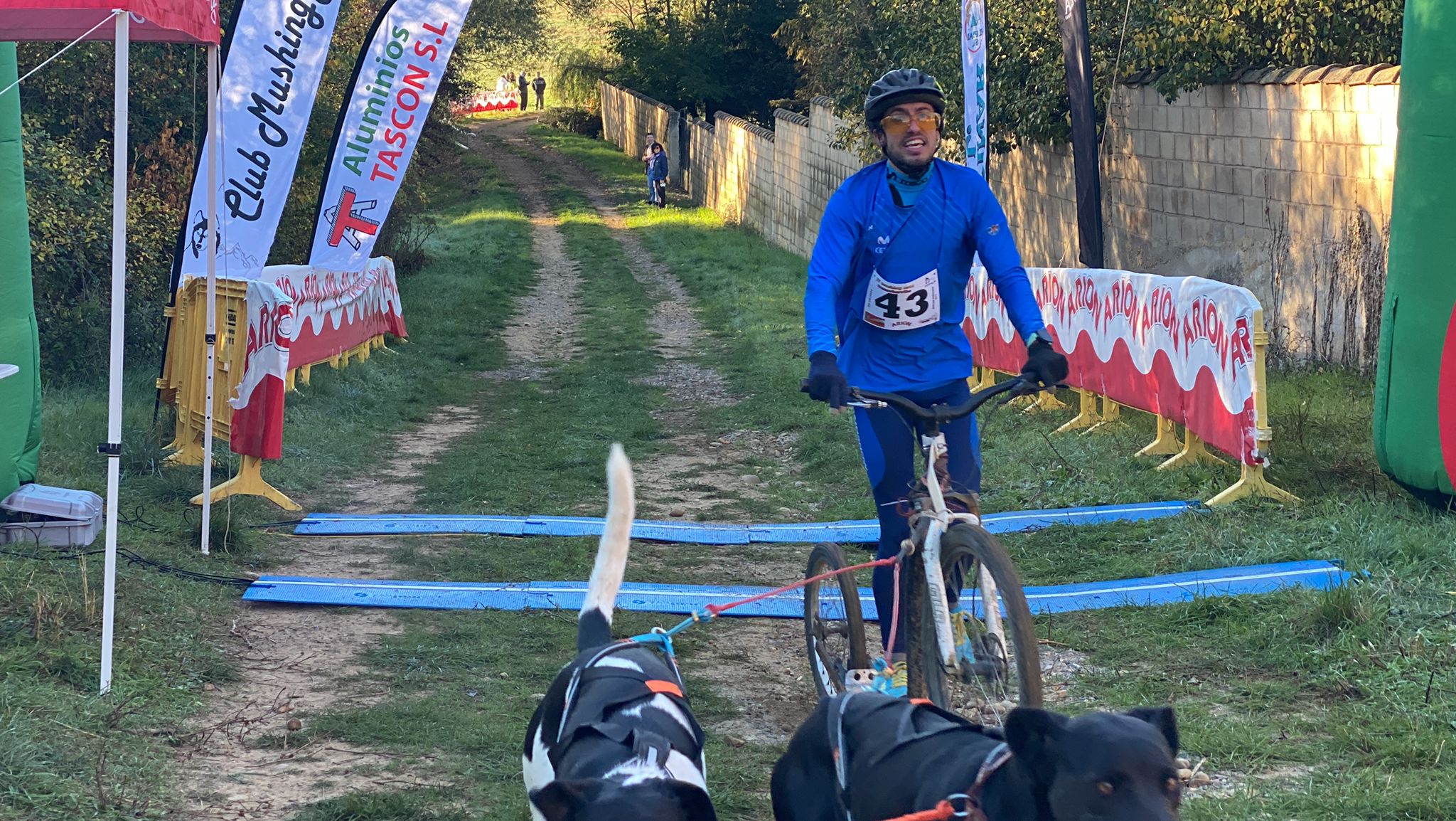 125 participantes de cuatro disciplinas han rodado con sus perros en la mañana de este domingo por las tierras de la Sobarriba.