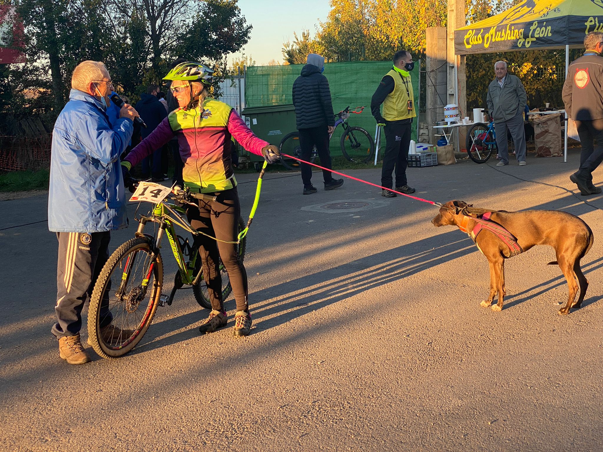 125 participantes de cuatro disciplinas han rodado con sus perros en la mañana de este domingo por las tierras de la Sobarriba.