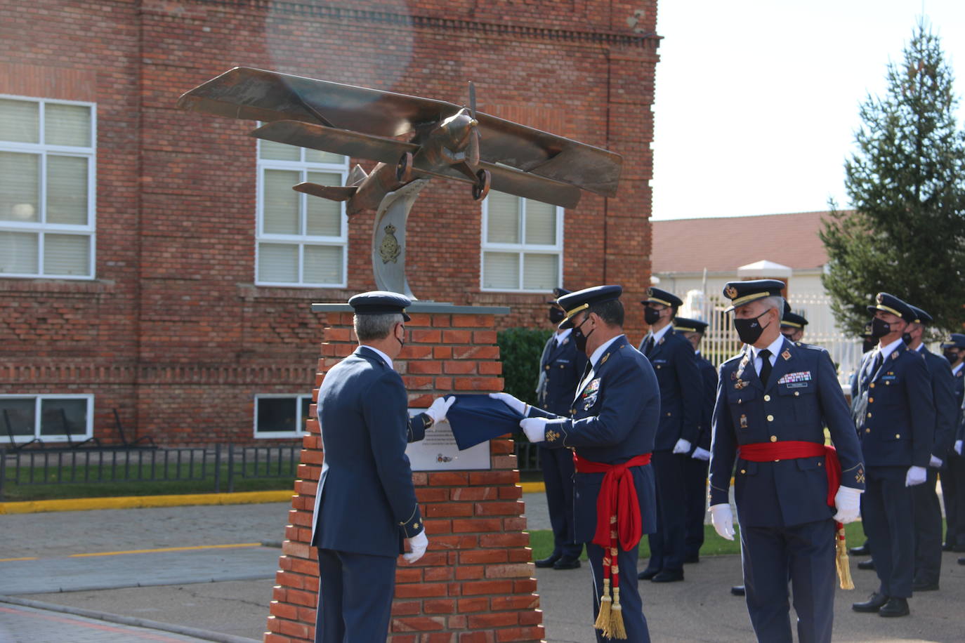 El aeródromo de La Virgen del Camino celebra el centenario de su puesta en marcha que se cumplía en pleno confinamiento en 2020 | Un avión en T-6 en una de las principales plazas del municipio, un monolito y una avenida en la sede de la Academia conmemoran los cien años de «servicio 24 horas al día, siete días a la semana» vigilando y controlando el espacio aéreo .