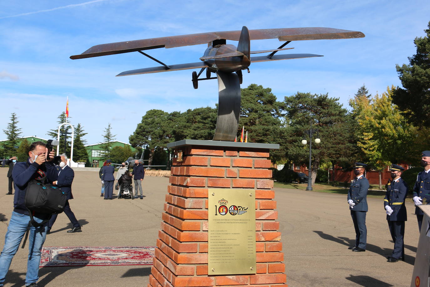 El aeródromo de La Virgen del Camino celebra el centenario de su puesta en marcha que se cumplía en pleno confinamiento en 2020 | Un avión en T-6 en una de las principales plazas del municipio, un monolito y una avenida en la sede de la Academia conmemoran los cien años de «servicio 24 horas al día, siete días a la semana» vigilando y controlando el espacio aéreo .