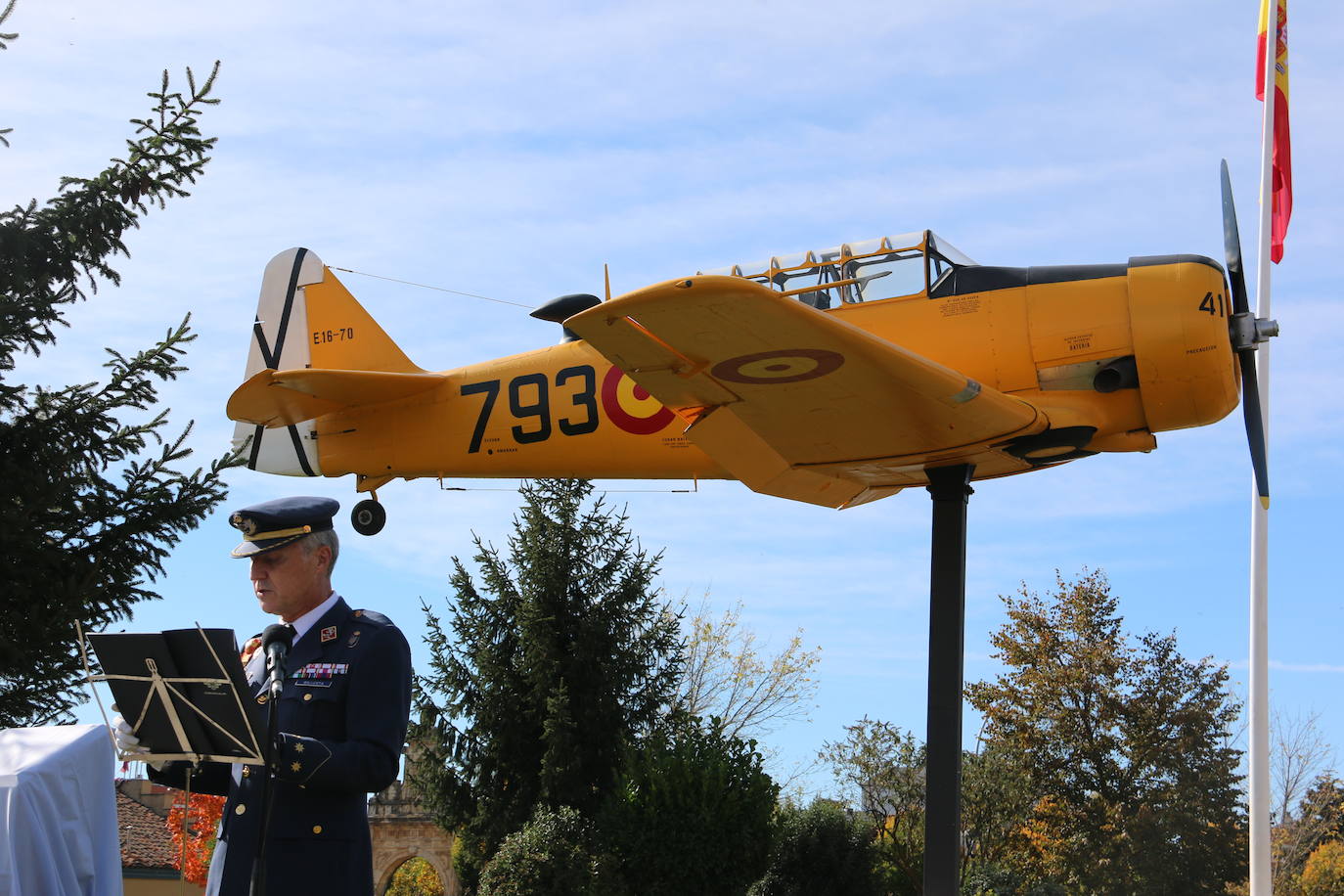 El aeródromo de La Virgen del Camino celebra el centenario de su puesta en marcha que se cumplía en pleno confinamiento en 2020 | Un avión en T-6 en una de las principales plazas del municipio, un monolito y una avenida en la sede de la Academia conmemoran los cien años de «servicio 24 horas al día, siete días a la semana» vigilando y controlando el espacio aéreo .