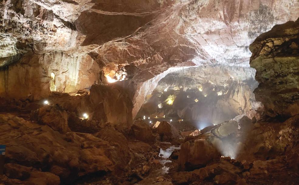 Imagen del interior de la Cueva de Valporquero.