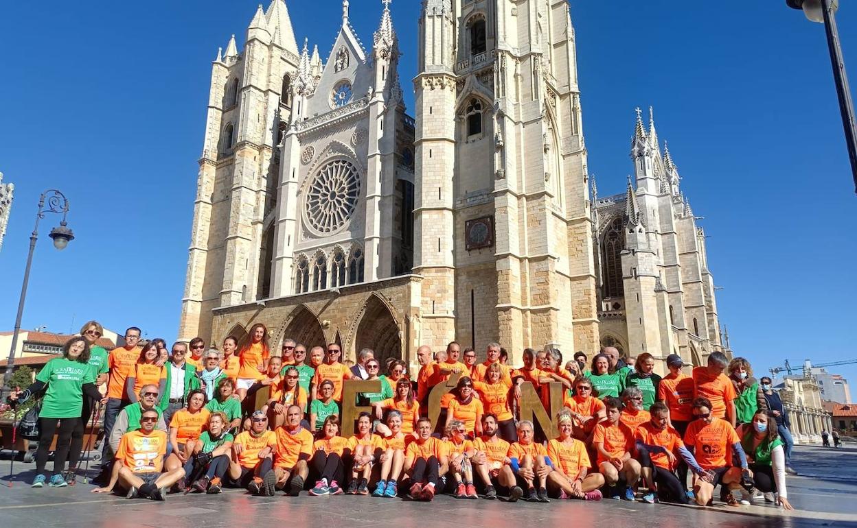 Foto de familia de parte de los integrantes de la marcha benéfica.