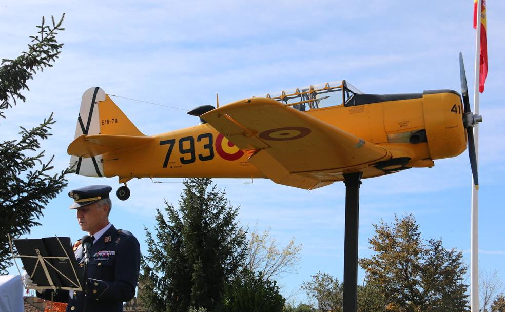 Inauguración del avión T-6 que ya decora una de las plazas de La Virgen del Camino por los 100 años de la base aérea militar. 